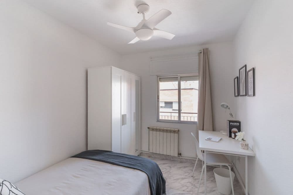 Private room in Madrid photo 4