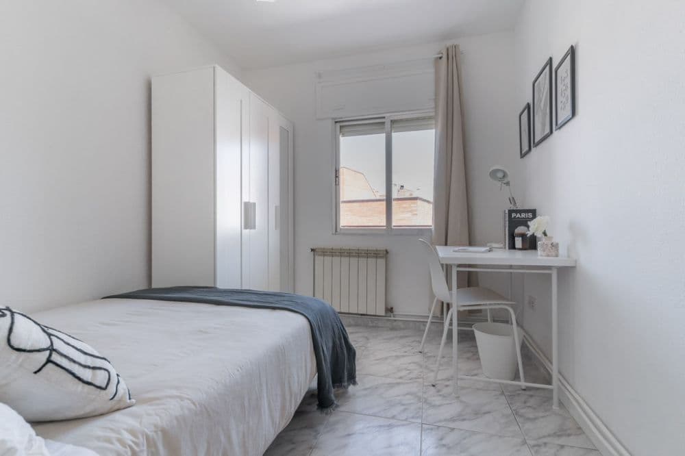 Private room in Madrid photo 3