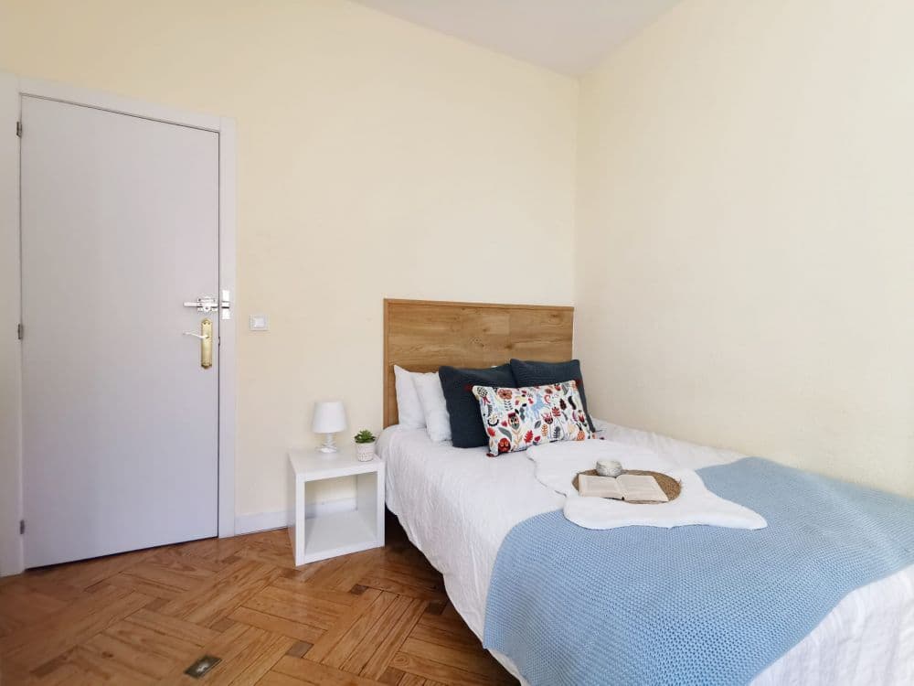 Private room in Madrid photo 2
