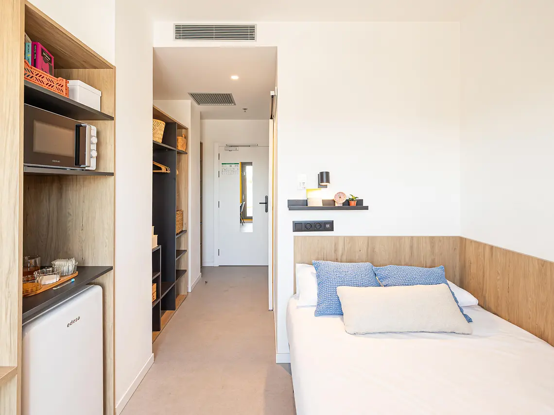Private room with terrace + in Seville 2