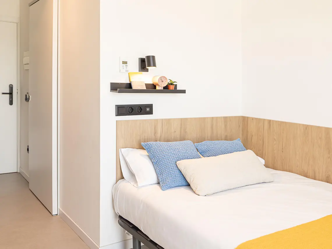 Private room with terrace + in Seville