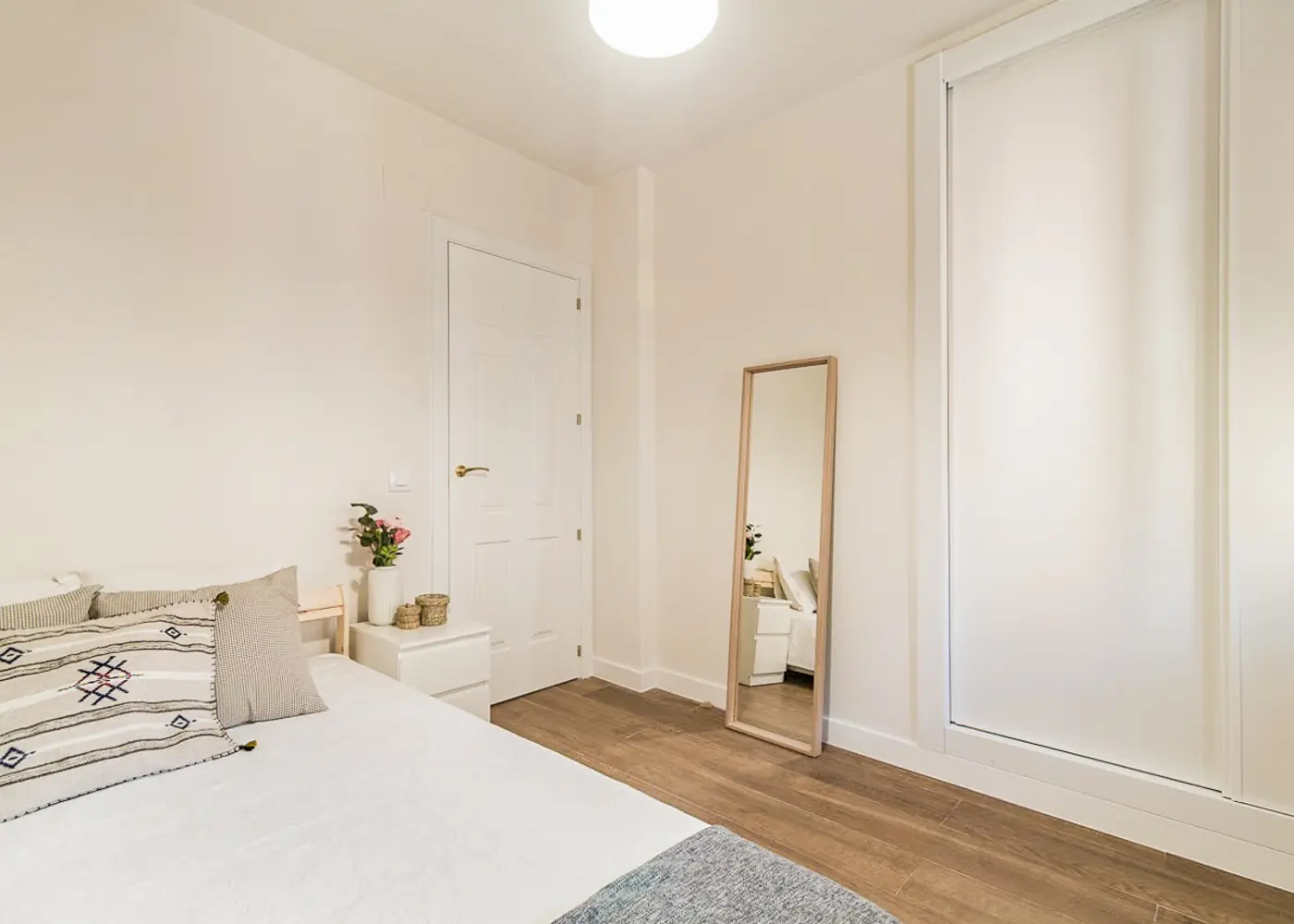 Private room in Madrid photo 3