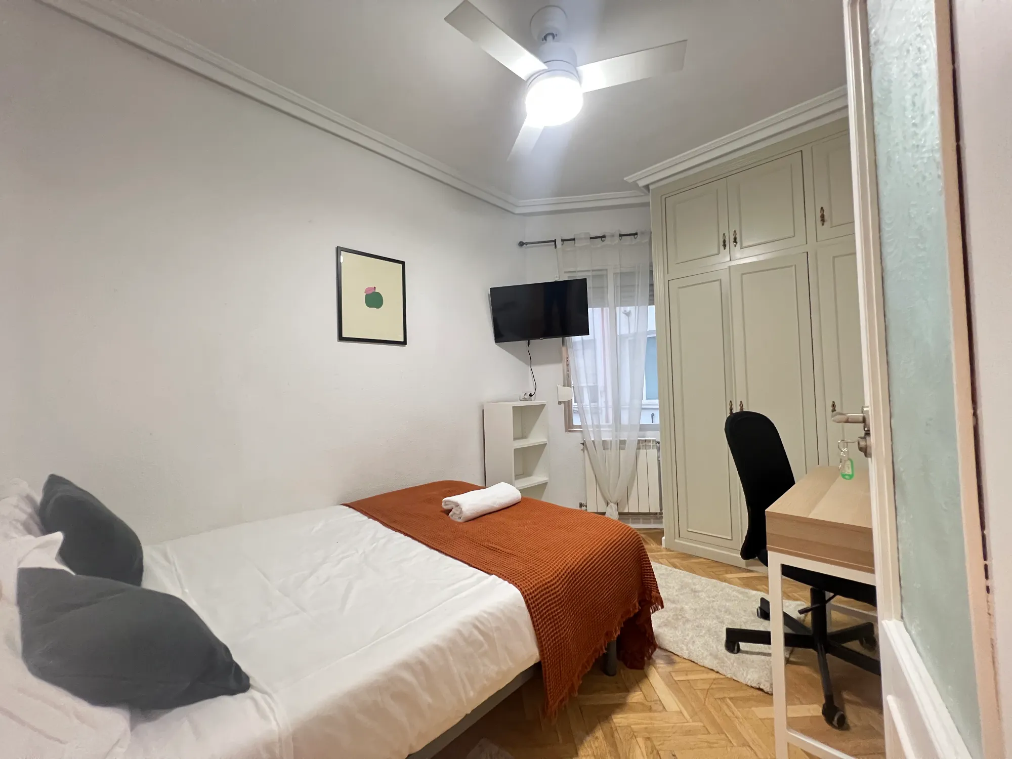 Private room in Madrid photo 2