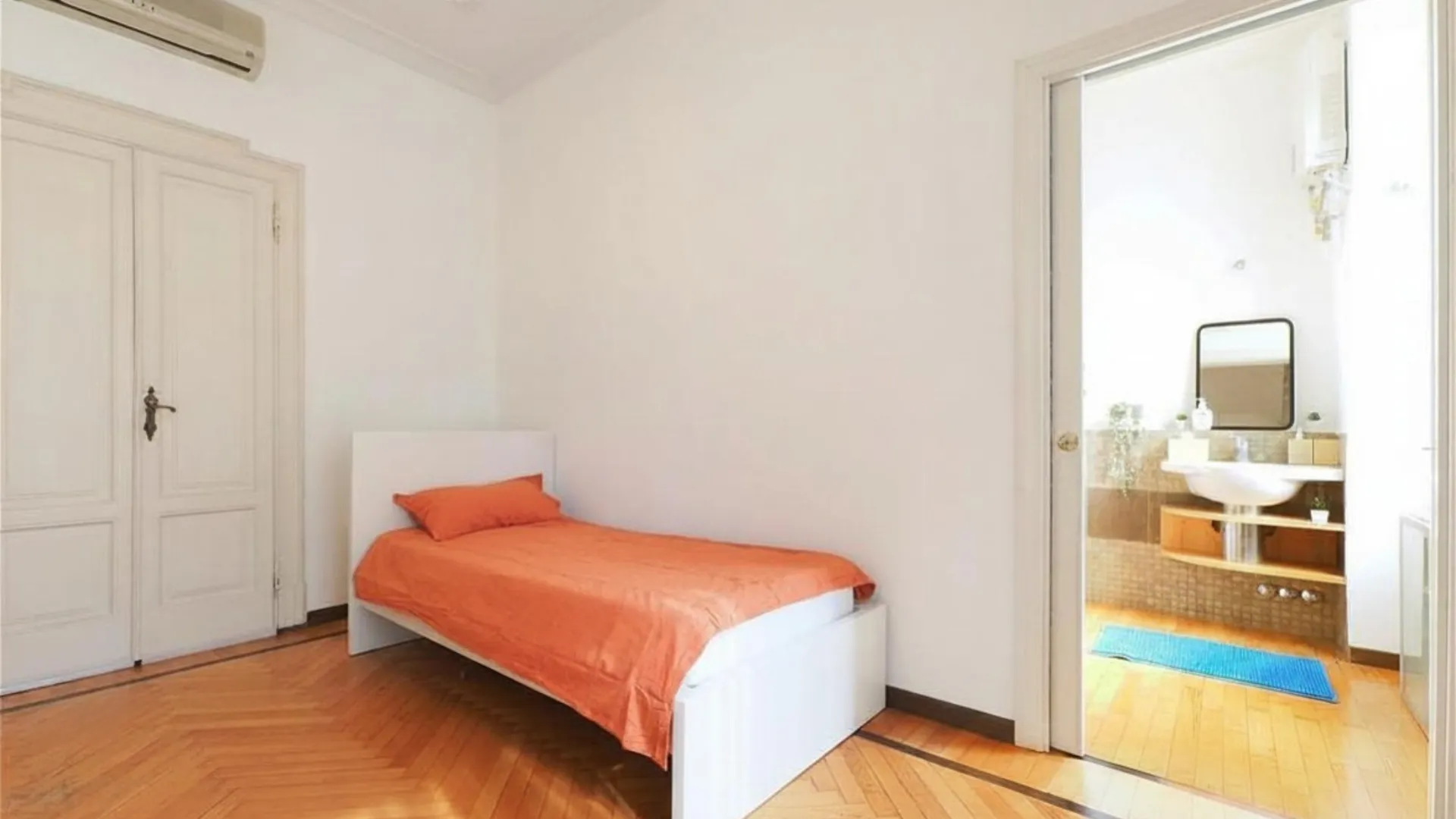 Private room in Milan photo 3